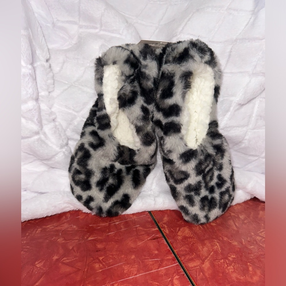 🖤NWT S/m women's slippers
